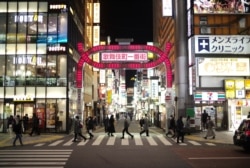 7일 일본 도쿄 신주쿠에서 마스크를 쓴 행인들. 스가 요시히데 총리는 도쿄도 등에서 신종 코로나바이러스 감염 확산에 따라 긴급사태를 재선포했다.