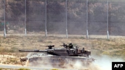 รถถังอิสราเอลขณะเคลื่อนที่อยู่ชายแดนฉนวนกาซ่า วันที่ 4 เมษายน 2024 (ที่มา: AFP)