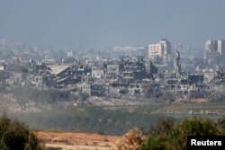 Rumah-rumah yang hancur di Jalur Gaza utara, terlihat dari Sderot, di Israel selatan, di tengah konflik yang sedang berlangsung antara Israel dan Hamas, 8 November 2023. (Foto: REUTERS/Ammar Awad)