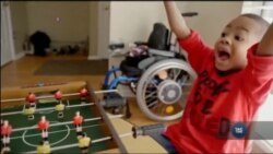 Історія про хлопчика, який два роки тому успішно переніс першу в світі дитячу трансплантацію обох рук. Відео