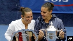 Childhood friends Flavia Pennetta (right) and Roberta Vinci pose after Pennetta won their women's championship match of the U.S. Open tennis tournament in New York, 2015. (AP Photo/Seth Wenig)