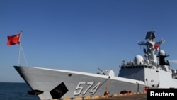 រូបឯកសារ៖ កប៉ាល់​យោធាចិន​ចុះចតនៅកំពង់ផែកម្ពុជា បន្ទាប់ពី​ការ​ហាត់សមរវាងកងយោធាជើងទឹកចិននិងកម្ពុជា នៅ​ខេត្ត​ព្រះសីហនុ កាលពីថ្ងៃទី២៦ ខែកុម្ភៈ ឆ្នាំ២០១៦។ (REUTERS/Samrang Pring)