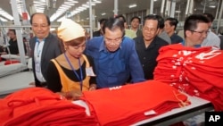 រូប​ឯកសារ៖ លោក​នាយករដ្ឋមន្ត្រី​ ហ៊ុន សែន ជជែក​ជាមួយ​កម្មករ​រោងចក្រ​កាត់ដេរ​ម្នាក់​ក្នុង​អំឡុង​ពេល​លោក​កំពុង​ធ្វើ​ទស្សនកិច្ច​នៅ​រោងចក្រ​​មួយ​នៅ​ជាយ​ក្រុង​ភ្នំពេញ​​កាល​ពី​ថ្ងៃ​ទី​៣០ ខែ​សីហា ឆ្នាំ​២០១៧។ វិស័យ​កាត់ដេរ​កន្លង​មក​ជា​វិស័យ​សំខាន់​មួយ​សម្រាប់​សេដ្ឋកិច្ច​កម្ពុជា។
