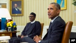 Le président américain Barack Obama, à droite, réçoit son homolgue nigérian Muhammadu Buhari, dans le bureau Oval, à la Maison Blanche, le 20 juillet 2015, à Washington. 