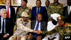 Mjumbe wa Umoja wa Afrika Sudan Mohamed al-Hacen Lebatt (kushoto) akiwa na naibu mkuu wa baraza la utawala wa jeshi Jenerali Mohamed Hamdan Dagalo katika mkutano wa waandishi wa habari mjini Khartoum, Sudan.