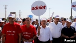 Turkey's main opposition Republican People's Party (CHP) leader Kemal Kilicdaroglu (C) walks with supporters during a protest dubbed "justice march" June 28, 2017. (REUTERS/Umit Bektas) 