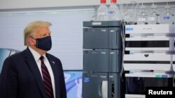 ប្រធានាធិបតី​អាមេរិក​លោក ដូណាល់ ត្រាំ ពាក់​ម៉ាស​ការពារ ក្នុងអំឡុង​ពេល​ទស្សនកិច្ច​នៅ​រោងចក្រ Fujifilm Diosynth Biotechnologies' Innovation Center ក្នុង​រដ្ឋ North Carolina សហរដ្ឋ​អាមេរិក នៅ​ថ្ងៃទី២៧ ខែកក្កដា ឆ្នាំ២០២០។ (REUTERS)