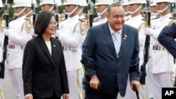 2023年4月25危地馬拉總統賈馬泰(右)在台灣總統蔡英文陪同下在台灣總統府前檢閱軍事儀仗隊