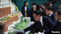 No dia 30, o presidente interino da Coreia do Sul, Choi Sang-mok, visita o altar conjunto de incenso montado no Muan Sports Park, na província de Jeolla do Sul, e deposita flores.