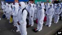 រូបឯកសារ៖ បុគ្គលិក​ផ្នែក​ថែទាំ​សុខភាព នៅក្នុង​សម្លៀកបំពាក់​​ការពារ​ចូលរួម​ក្នុង​ពិធី​ចាប់ផ្តើម​យុទ្ធនាការ​ចាក់​វ៉ាក់សាំង​កូវីដ១៩ នៅ​ប្រទេស​បូលីវី កាលពី​ថ្ងៃទី១៦ ខែកញ្ញា ឆ្នាំ២០២១។