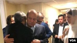 نواز شریف حین خداحافظی با خانواده اش