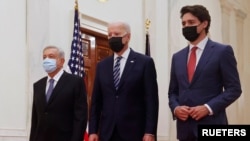 Presiden AS Joe Biden (tengah), Perdana Menteri Kanada Justin Trudeau (kanan) serta Presiden Meksiko Andres Lopez Obrador bertemu dalam KTT Amerika Utara di Gedung Putih, Washington, pada 18 November 2021. (Foto: Reuters/Jonathan Ernst) 