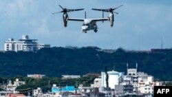Arhiva - Hibridna letelica "Osprej" američke vojske lebdi iznad vazdušne baze Futenma, u gradu Đinovan, u prefekturi Okinava, Japan, 23. avgusta 2022.