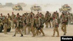 یەکەم بەتالیۆنی هێزەکانی بەریتانیا لە کەمپی ئیگڵ 2 لە بیابانی کوەیت پێش ئەوەی بچنە نێو عێراقەوە 20 ی سێی ساڵی 2003