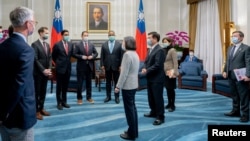 ប្រធានាធិបតី​តៃវ៉ាន់​អ្នកស្រី Tsai Ing-wen ជួប​ជាមួយ​តំណាង​សហរដ្ឋ​អាមេរិក​លោក Ro Khanna សមាជិក​រដ្ឋសភា​អាមេរិក និង​សមាជិក​ផ្សេងទៀត​នៃ​គណៈប្រតិភូ​សហរដ្ឋ​អាមេរិក​នៅឯ​ការិយាល័យ​ប្រធានាធិបតី​នៅ​ទីក្រុង​តៃប៉ិ កោះតៃវ៉ាន់ នៅថ្ងៃទី២១ ខែកុម្ភៈ ឆ្នាំ២០២៣។