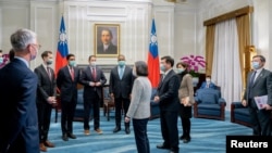 Rais wa Taiwan Tsai Ing-wen akiwa na ujumbe wa Marekani mjini Taipei.