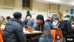 Beberapa gereja dan institusi keagamaan di Amerika memberi makan warga miskin dengan bantuan dana pemerintah (foto:dok).