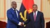 Le président congolais Félix Tshisekedi, à gauche, salue son homologue angolais João Lourenço à Luanda, Angola, le 5 février 2019. (TwitterPrésidence RDC)