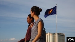 រូបភាពឯកសារ៖ ទង់ជាតិរបស់អាស៊ាន នៅកណ្តាលរាជធានីភ្នំពេញ កាលពីថ្ងៃទី៣១ ខែមីនា ឆ្នាំ២០១៧។ (ហ៊ាន សុជាតា/VOA)