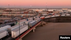 სატვირთო მანქანები ამერიკის საზღარზე