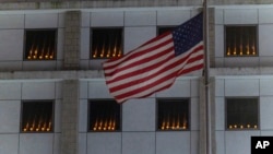 2024年6月4日紀念中國天安門廣場鎮壓香港35週年，美國駐香港領事館窗戶點燃蠟燭。