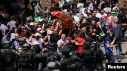 Polisi wa Israel wana wavamia familia na marafiki wa mwandishi habari Shireen Abu Akleh walipokua wanakwenda kumzika