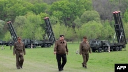 ผู้นำเกาหลีเหนือ คิม จอง อึน ชมการซ้อมระบบควบคุมและโจมตีโต้กลับด้วยอาวุธนิวเคลียร์ของเกาหลีเหนือเมื่อวันที่ 22 เมษายน 2024 (ภาพจาก Korean Central News Agency (KCNA))