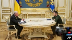 Specijalni izaslanik SAD-a za Ukrajinu i Rusiju Keith Kellogg i ukrajinski predsjednik Volodimir Zelenski razgovaraju tokom sastanka u Kijevu, 20. februara 2025.