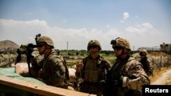 美国海军陆战队和德国军人在撤离期间监视阿富汗喀布尔机场一个大门的动向。