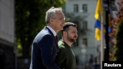 Генеральний секретар НАТО Єнс Столтенберг та президент України Володимир Зеленський у Києві 29 квітня 2024 року. Фото: Reuters/Thomas Peter