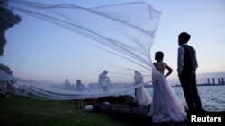 江蘇省蘇州市的年輕人在拍攝婚紗照。（2021年8月13日）