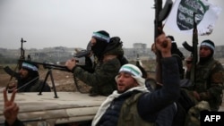 Sirijski borci, koje podržava Turska, fotografišu se na svojim vozilima dok napuštaju svoje kasarne na granici koju drže pobunjenici koji se pripremaju da napuste Manbidž, 25. decembra 2018.