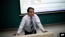 Professor Ilhom To'xti Markaziy millatlar universitetida dars berib keladi. Ma'ruzalarida hukumatni tanqid qilishdan qo'rqmaydigan olim bir necha bor qamoqqa olingan.