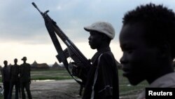 በየመሪሌ ጎሳ እና በ ኑዌር ደቡብ ሱዳን ውስጥ ግጭት በተፈጠረበት ጊዜ የልዎ ኑዌር ጎሳ አባል ጠመንጃ ይዞ እ.አ.አ. 2013/ፋይል ፎቶ/