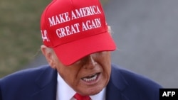 Rais wa Marekani Donald Trump akiongea na waandishi wa habari alipokuwa akiondoka Ikulu ya Marekani Februari 28, 2025, kuelekea mapumzikoni kwake Mar-a-Lago Palm Beach, Florida. (AFP).
