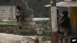 Des policiers montent la garde lors d'une opération anti-gang dans le quartier de Kenscoff à Port-au-Prince, Haïti, le 3 février 2025. 