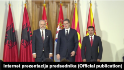 Predsednik Srbije Aleksandar Vučić (u sredini) sa premijerima Albanije i Severne Makedonije, Edijem Ramom (levo) i Zoranom Zaevim (desno) (Foto: official publication)