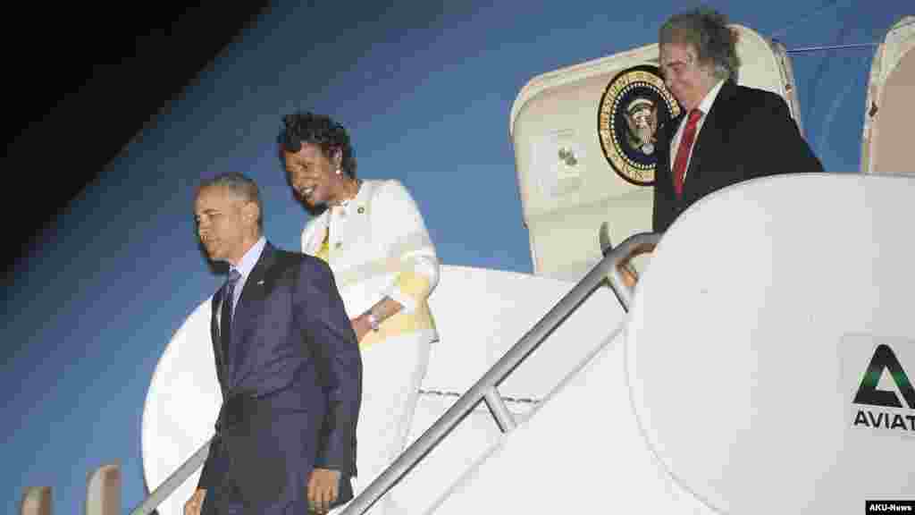Le président américain Barack Obama, à gauche, accompagné par le républicain Yvette Clarke, DN.Y., au centre et le secrétaire à l'Energie Dr Ernest Moniz, à droite, descendent d&rsquo;Air Force One, le mercredi 8 Avril, 2015 à leur arrivée à l&rsquo;aéroport international Norman Manley, Jamaïque. &nbsp;