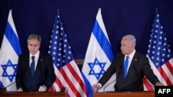 Izraelski premijer Benjamin Netanyahu (desno) gleda kako američki državni sekretar Antony Blinken daje izjave medijima unutar The Kirya, u kojoj se nalazi izraelsko Ministarstvo odbrane, nakon njihovog sastanka u Tel Avivu 12. oktobra 2023.