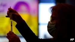 Kementerian Kesehatan menegaskan program vaksinasi massal Covid-19 di tanah air akan diselesaikan dalam 15 bulan. (Foto: Ilustrasi/AP)