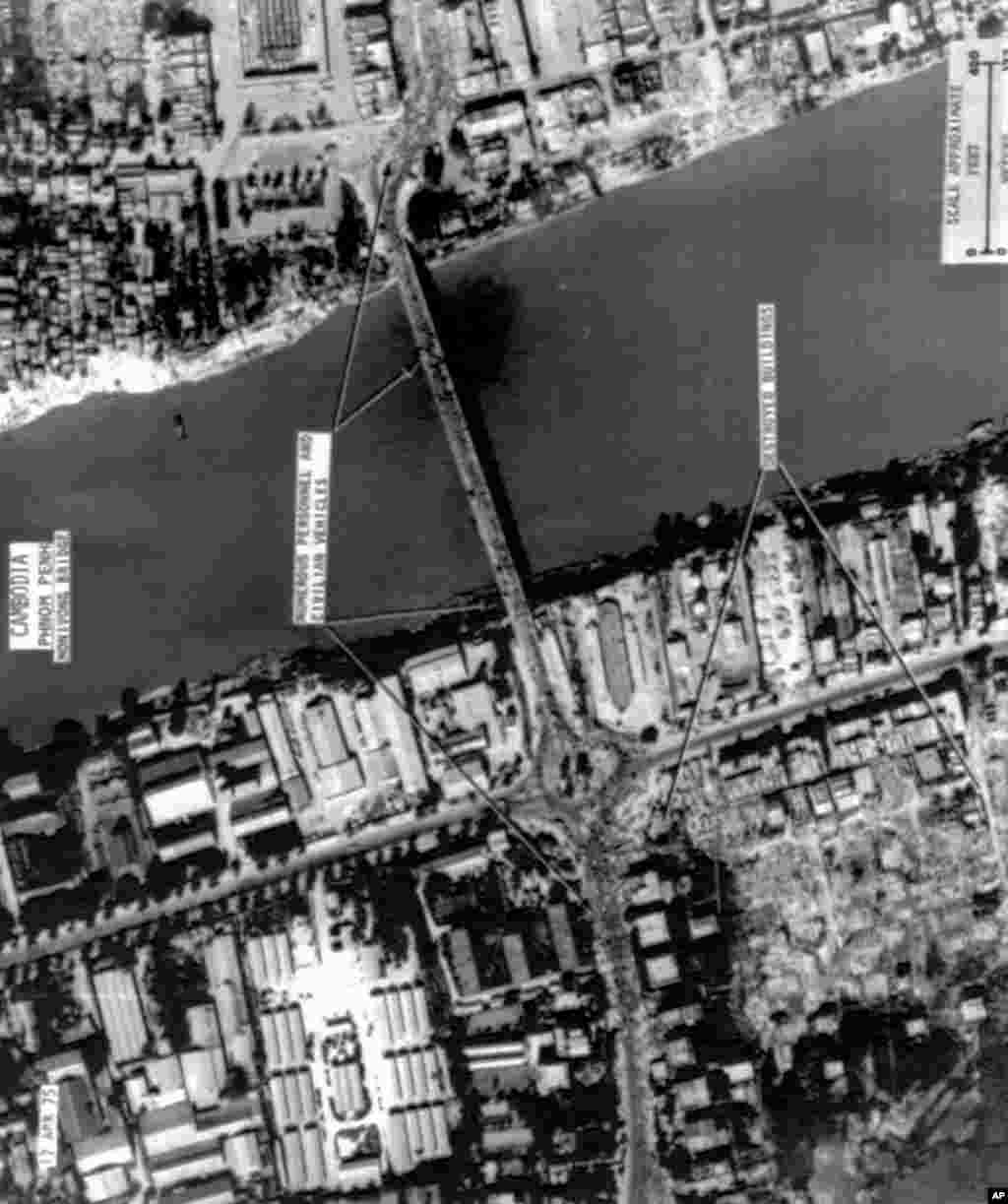 ក្នុង​រូបថត​​​​​ទី​ក្រុង​ភ្នំពេញ​ ថត​ពី​​លើ​យន្តហោះ​​នេះ គេ​ឃើញ​​មាន​​ពលរដ្ឋ​និង​យាន​​យន្ត​ស៊ីវិល​ជា​ច្រើន​នៅ​លើ​ស្ពាន​និង​អគារ​ដែល​ត្រូវ​បំផ្លាញ​ ក្នុង​ថ្ងៃ​ដែល​ទី​ក្រុង​នេះ​បាន​ធ្លាក់​ទៅ​ក្នុង​​ការ​កាន់កាប់​របស់​ក្រុម​ឧទ្ទាម​ខ្មែរក្រហម​កាល​ពី​ថ្ងៃ​ទី​១៧ ខែ​មេសា ឆ្នាំ​១៩៧៥។&nbsp;(AP Photo)&nbsp;