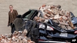 Automobil u Hjustonu prekriven ciglama poslije snažne oluje (Foto: AP/David J. Phillip)