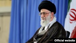 آقای خامنه ای گفته منتقدان داخلی آزمایشهای موشگی اگر از روی آگاهی گفته باشند، خیانت است.