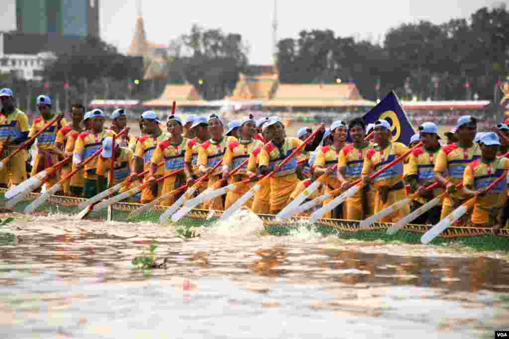 កីឡាករប្រណាំងទូកចែវទូកក្នុងថ្ងៃទីមួយនៃការរប្រណាំងនាថ្ងៃអាទិត្យ ទី១៣ ខែវិច្ឆិកា ឆ្នាំ២០១៦ នៃព្រះរាជពិធីបុណ្យអុំទូក បណ្ដែត ប្រទីប សំពះព្រះខែ និងអកអំបុក។ ព្រះរាជពិធីបុណ្យអុំទូក ចាប់ផ្ដើមពីថ្ងៃទី១៣ ដល់ថ្ងៃទី១៥ ខែវិច្ឆិកា ជារៀងរាល់ឆ្នាំ ដែលមានទូកភាគច្រើនមកពីបណ្ដាខេត្តនានាតាមបណ្ដោយទន្លេមេគង្គ។ (ឡេង ឡែន/VOA)