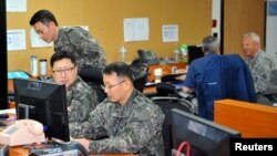 Esta foto de archivo muestra a soldados de EE.UU. y Corea del Sur trabajando en un puesto de comando para maniobras militares en un campamento estadounidense en Seúl. Marzo 15 de 2013.