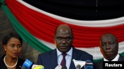 Mwenyekiti wa tume ya uchaguzi nchini Kenya Wafula Chebukati (katikati), akihutubia waadishi wa habari. PICHA: REUTERS