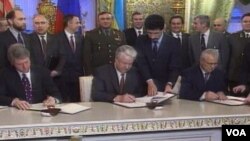 Підпис договору про ядерне роззброєння. Москва, січень 1994 року.