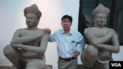 ក្នុង​រូបថត​ថ្ងៃ​ទី​៣០​ ខែ​មិថុនា ឆ្នាំ​២០១៤​នេះ លោក​គង់ វីរៈ ​ប្រធាន​សារៈមន្ទីរ​​ជាតិ​កម្ពុជា​ ឈរ​ក្បែរ​​រូប​បដិមា​ចំនួន​ពីរ​ដែល​ត្រូវ​បាន​បញ្ជូន​ត្រឡប់​មក​ប្រទេស​កម្ពុជា​វិញ។ (Robert Carmichael/VOA) 