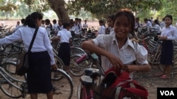 សិស្ស​ស្រី​នៅ​វិទ្យាល័យ​នៅ​ថ្ងៃសៅរ៍ ទី២១ ខែមីនា ឆ្នាំ២០១៥ ក្នុង​ខេត្ត​សៀមរាប​គ្រាដែល​លោកស្រី Michelle Obama ធ្វើ​ដំណើរ​ទស្សនកិច្ច​នៅ​ក្រុង​ទេសចរណ៍​នេះ។ (ផន បុប្ផា/VOA)