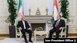 از راست به چپ: امام علی رحمان، رییس جمهور تاجیکستان و مسعود پزشکیان، رییس جمهور ایران